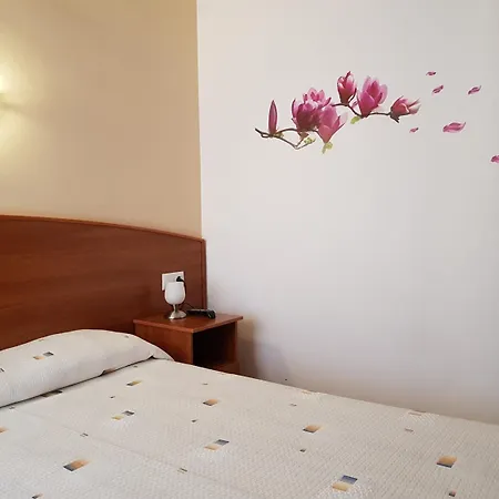 Mary - Adults Only 18 And Up يوريت دي مار